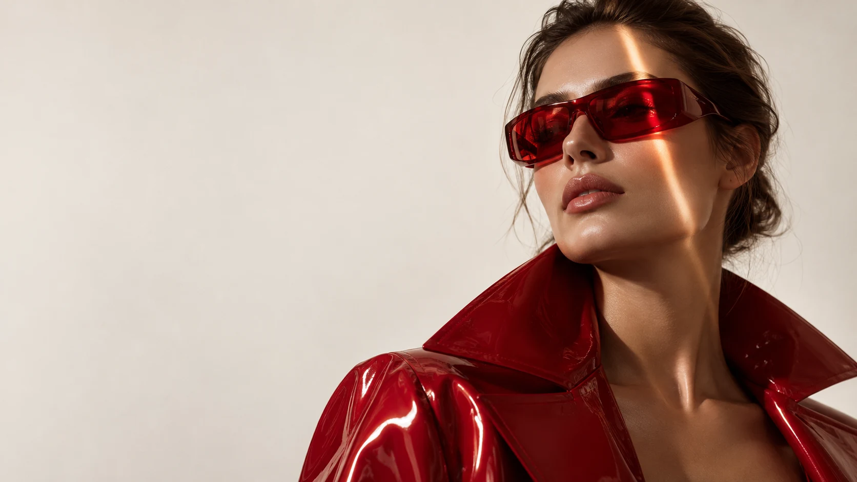 Paciente con lentes rojos y luz sobre el rostro